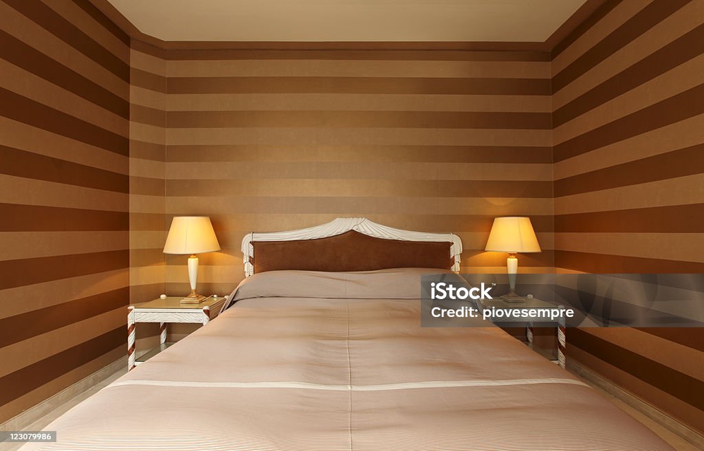 Комфортабельная спальня - Стоковые фото Домашнее помещение роялти-фри