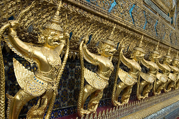 garuda wat phra kaew w bangkoku w tajlandii - bangkok variation religion god zdjęcia i obrazy z banku zdjęć