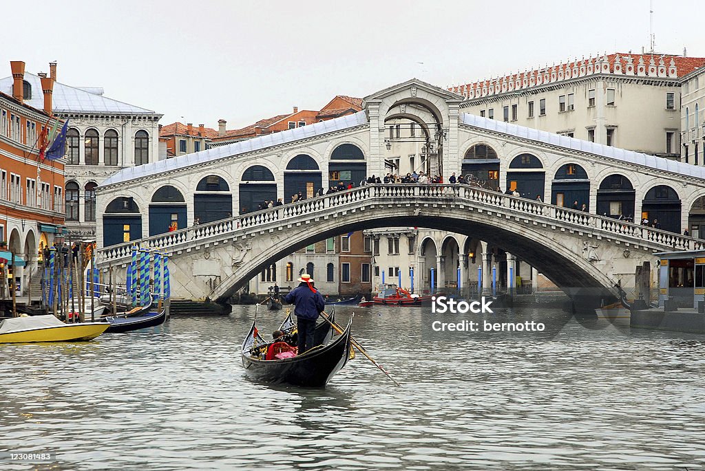 Góndola cerca de puente de Rialto. - Foto de stock de Aire libre libre de derechos