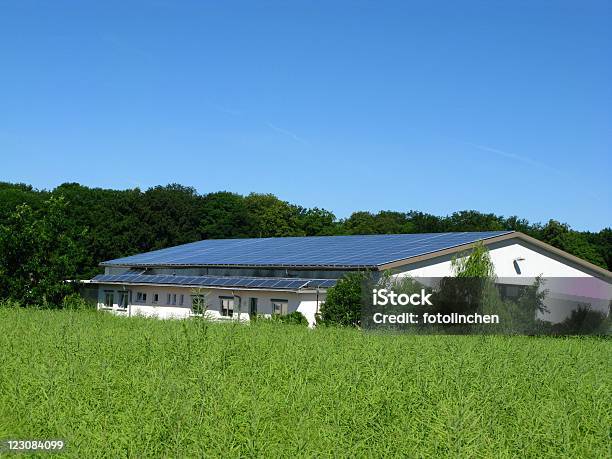 Sonnenkollektoren Auf Dem Dach Stockfoto und mehr Bilder von Agrarbetrieb - Agrarbetrieb, Bauernhaus, Dach