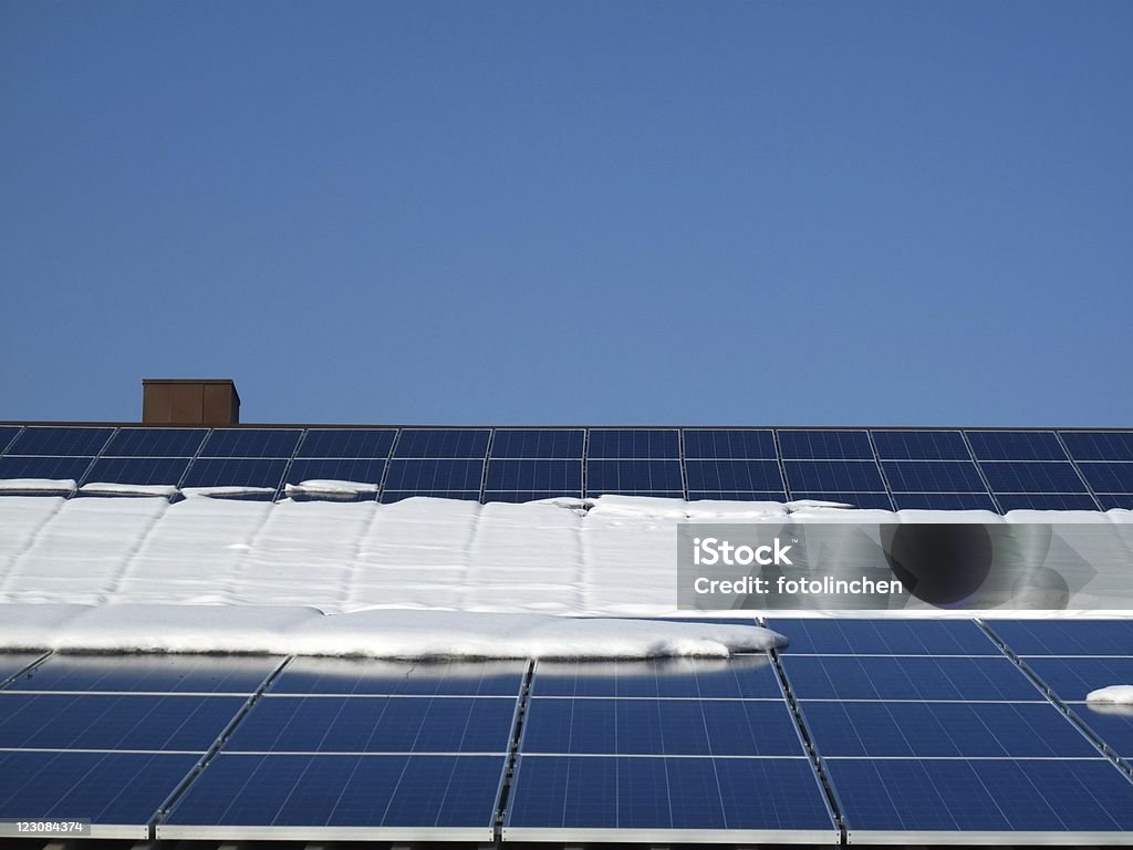 Sonnenkollektoren auf dem Dach - Lizenzfrei Blick nach oben Stock-Foto