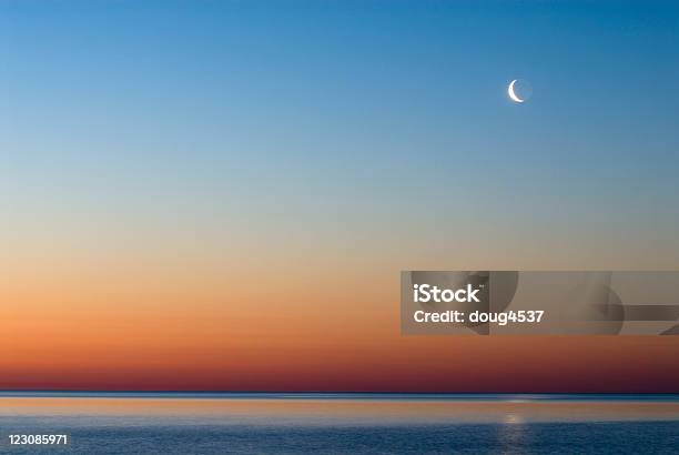 Lake Huron Den Sonnenaufgang Und Mond Stockfoto und mehr Bilder von Halbmond - Form - Halbmond - Form, Mond, Orange - Farbe