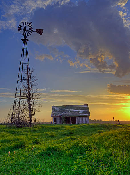 istock Old Abandoned Barn At Sunset In Central Illinois 123088464