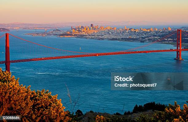 Golden Gate Bridge Санфранциско — стоковые фотографии и другие картинки Архитектура - Архитектура, Без людей, Береговая линия