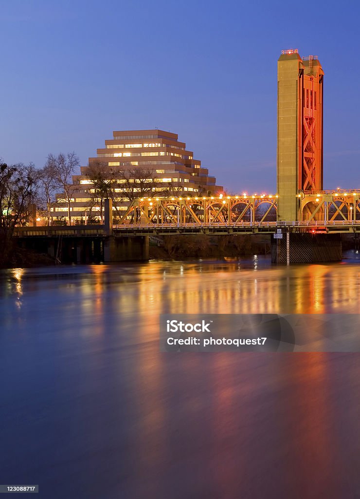 Piramide e Tower Bridge a Sacramento - Foto stock royalty-free di Acqua