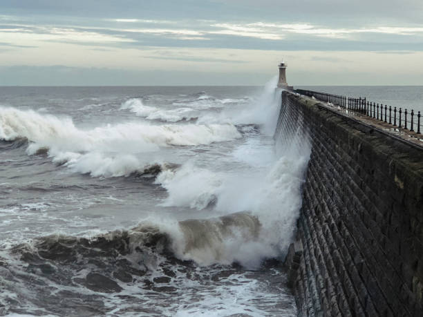 día de la tormenta en la costa - north pier fotografías e imágenes de stock