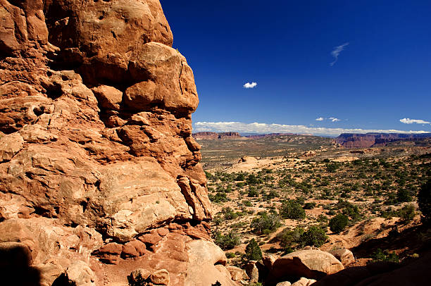 arches national park - usa arches national park balanced rock colorado plateau stock-fotos und bilder