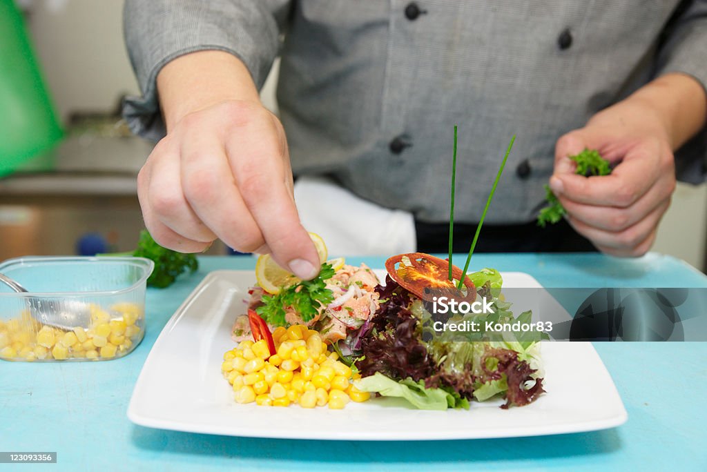 Chef decorando a entrada é - Foto de stock de Antepasto royalty-free