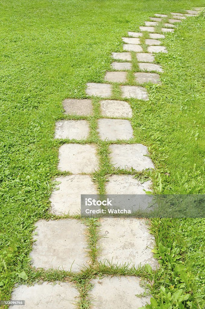 Camino de jardín con revestimiento - Foto de stock de Acera libre de derechos