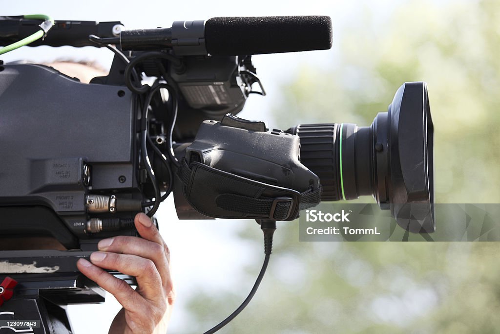 Operador de Câmara de Filmar com equipamento profissional - Royalty-free Televisor Foto de stock