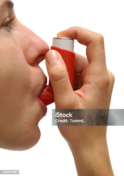 Młoda Kobieta Z Inhalator Astma - zdjęcia stockowe i więcej obrazów Alergia - Alergia, Astmatyczny, Białe tło