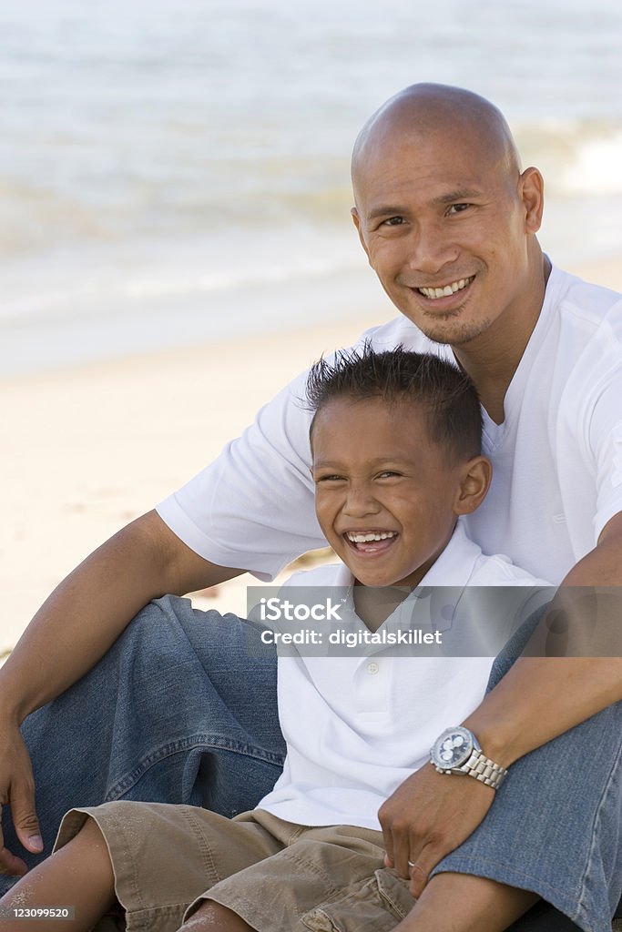 Photo de souriant père et son fils - Photo de Adulte libre de droits