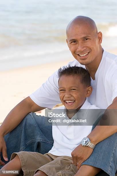 Photo libre de droit de Photo De Souriant Père Et Son Fils banque d'images et plus d'images libres de droit de Adulte - Adulte, Amour, Asiatique de l'Est et du Sud-Est