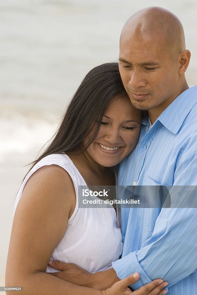 Bella coppia asiatica - Foto stock royalty-free di Abbracciare una persona
