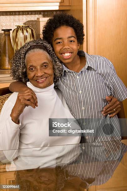 Nonna E Nipote - Fotografie stock e altre immagini di 70-79 anni - 70-79 anni, 80-89 anni, Accudire