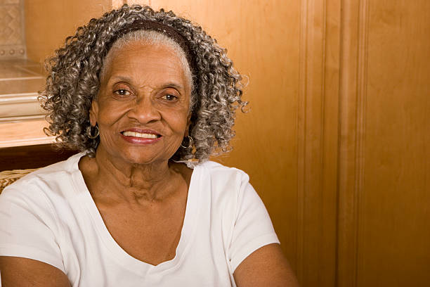 retrato de uma mulher de 80 anos - 80 year old imagens e fotografias de stock