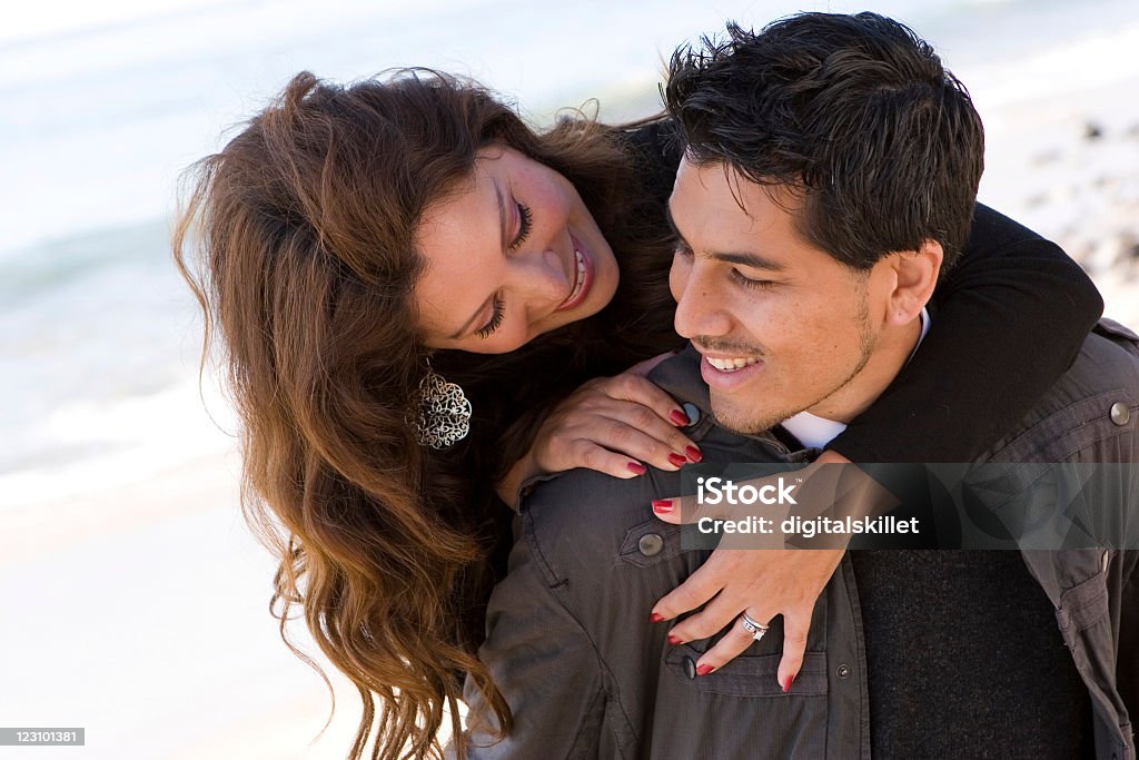 Hispânica casal - Foto de stock de Abraçar royalty-free