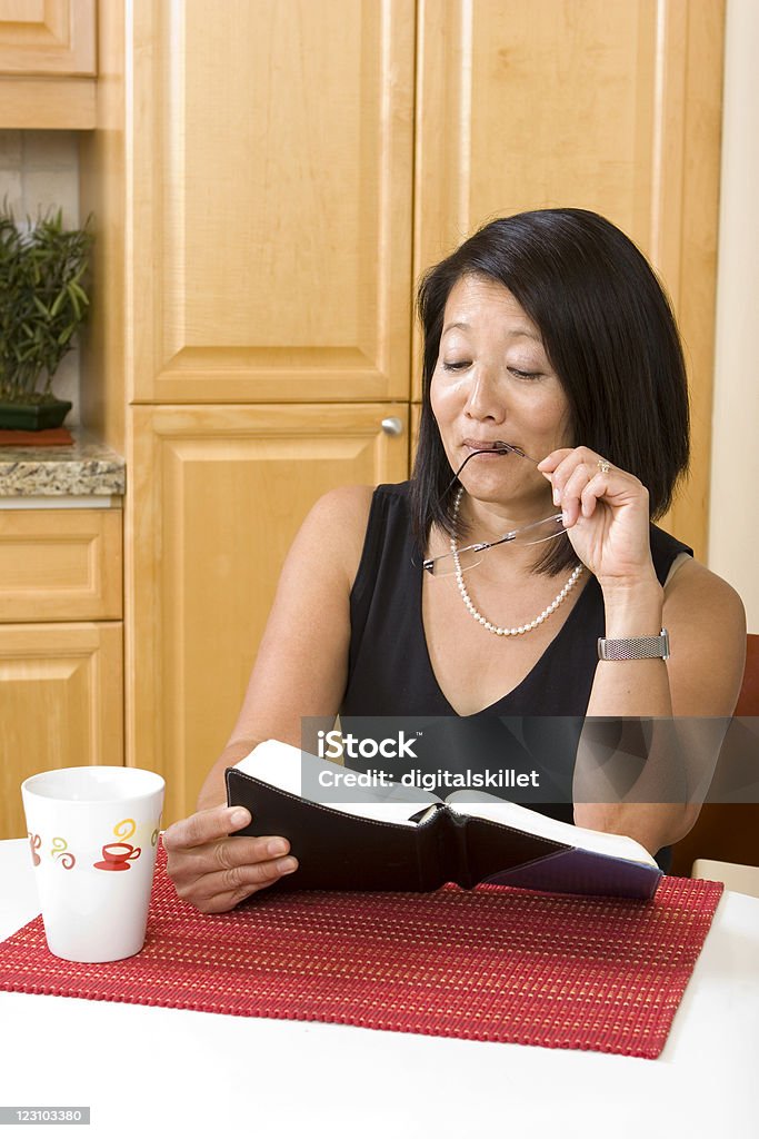 Mujer asiática lectura - Foto de stock de 40-49 años libre de derechos