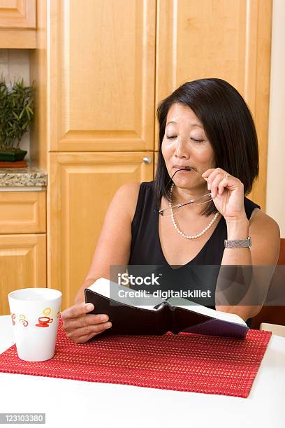 Mujer Asiática Lectura Foto de stock y más banco de imágenes de 40-49 años - 40-49 años, Adulto, Adulto maduro