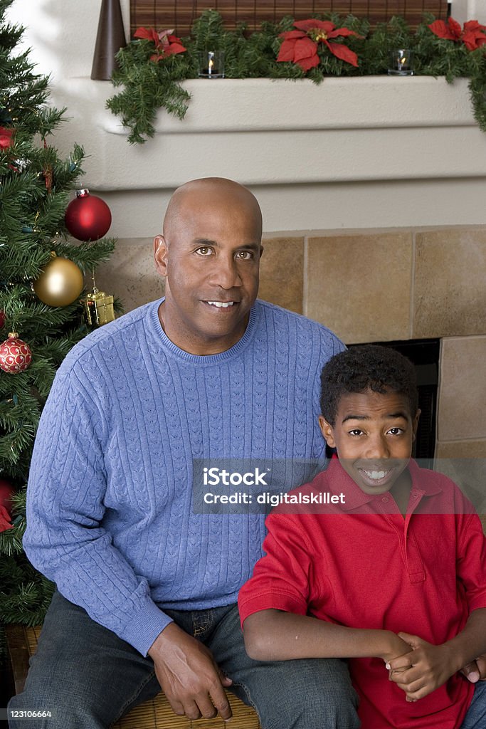 Père et fils avec fond de Noël - Photo de Adulte libre de droits