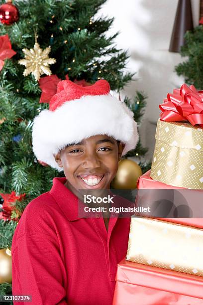 Niño En Navidad Foto de stock y más banco de imágenes de Adorno de navidad - Adorno de navidad, Africano-americano, Alegre