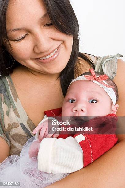 Madre Con Su Bebé Foto de stock y más banco de imágenes de Abrazar - Abrazar, Adulto, Adulto joven