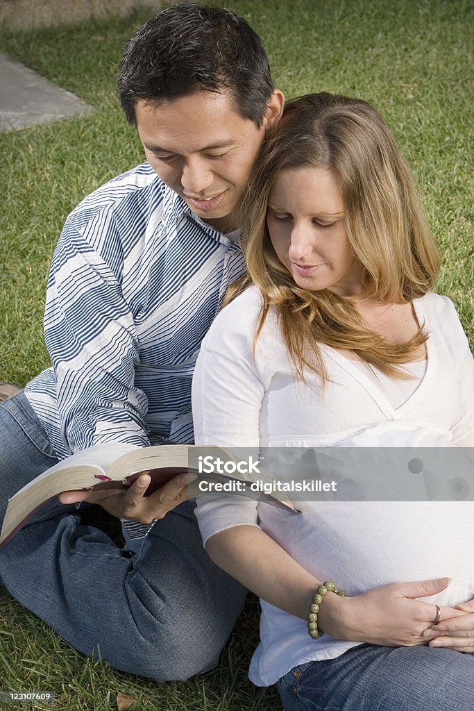 Paar lesen - Lizenzfrei Lernen Stock-Foto