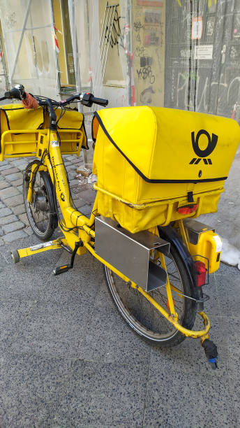 deutsche post bici gialla - deutsche post ag package germany occupation foto e immagini stock