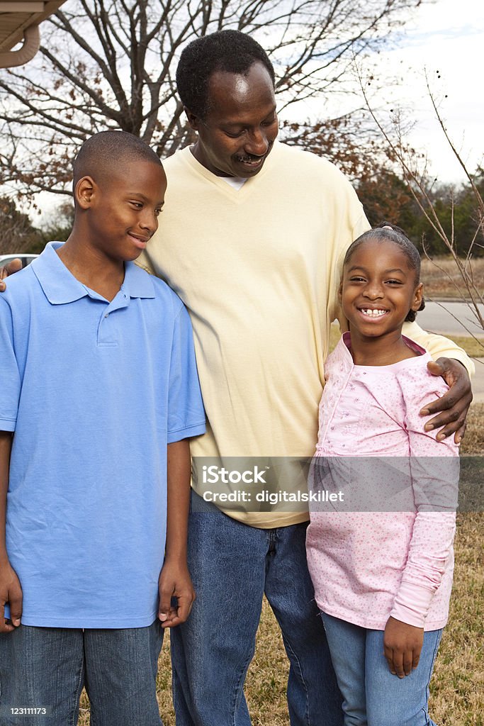 Grand-père avec ses petits-enfants - Photo de Adolescence libre de droits