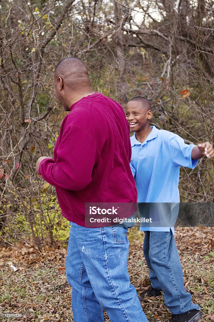 Pai e filho brincando juntos - Foto de stock de Adulto royalty-free