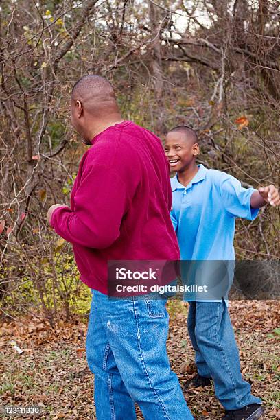 Foto de Pai E Filho Brincando Juntos e mais fotos de stock de Adulto - Adulto, Adulto maduro, Afro-americano