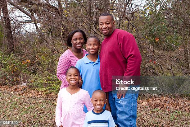 Afroamericana Família Fora - Fotografias de stock e mais imagens de Adulto - Adulto, Adulto maduro, Afro-americano