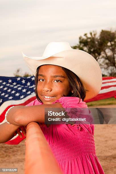 Mädchen Mit Cowgirlhut Stockfoto und mehr Bilder von Abgeschiedenheit - Abgeschiedenheit, Agrarbetrieb, Cowgirl