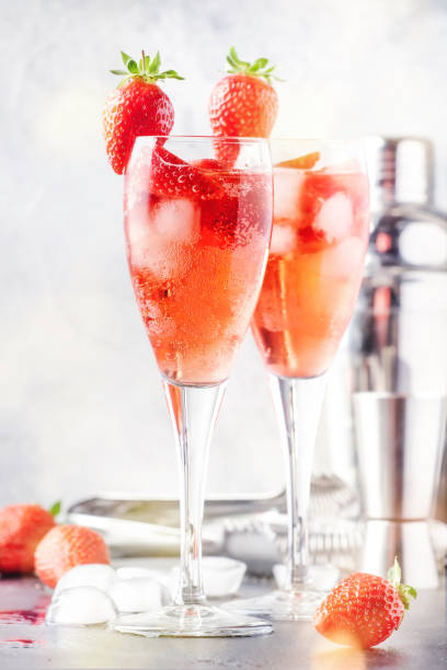 rossini cocktail alcolico rosso italiano con spumante, purea di fragole e ghiaccio in bicchieri di champagne, spazio di copia - champagne pink strawberry champaigne foto e immagini stock