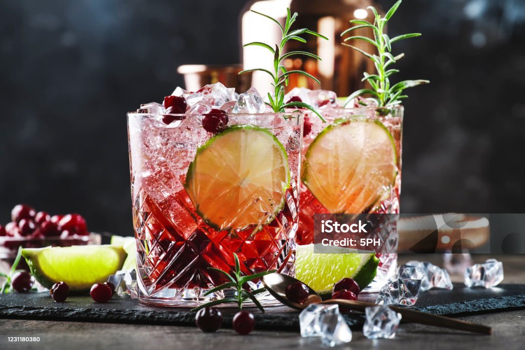 Rode alcoholcocktail met veenbessen, ijs en rozemarijn op houten achtergrond, kopieerruimte - Royalty-free Cocktail Stockfoto