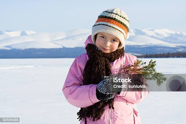 La Chica Con El Pelotree Foto de stock y más banco de imágenes de 6-7 años - 6-7 años, Actividades recreativas, Aire libre