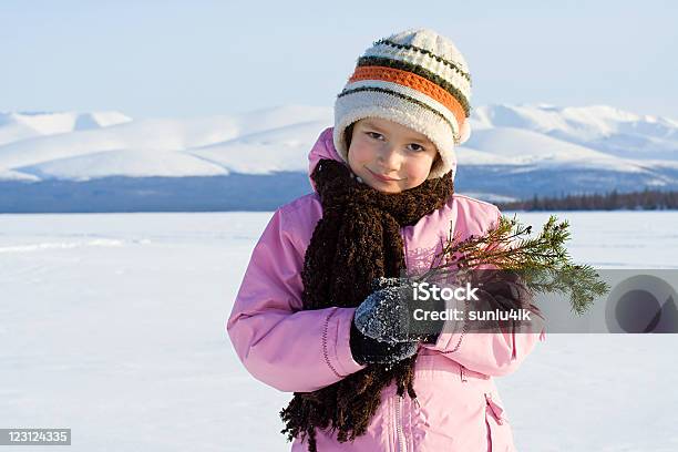The Girl With A 모피가tree 6-7 살에 대한 스톡 사진 및 기타 이미지 - 6-7 살, 겨울, 고독-개념