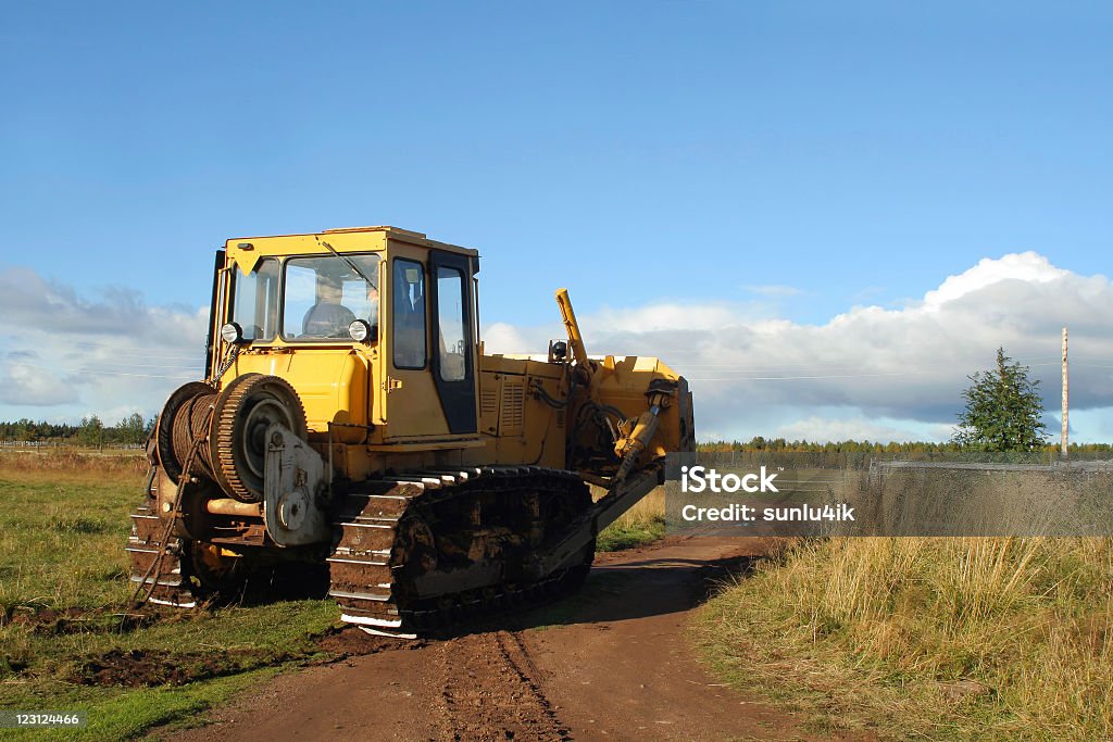 노란색 굴착기계 on 시골길 road - 로열티 프리 가을 스톡 사진