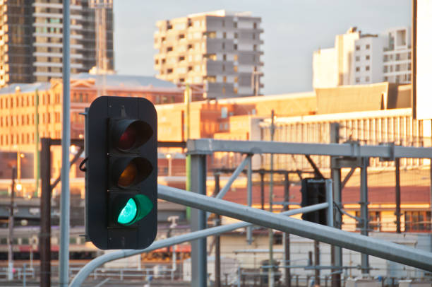 sygnalizacja świetlna z sygnalizacją świetlną ze współczesnym tłem dworca kolejowego - melbourne australia sign road zdjęcia i obrazy z banku zdjęć