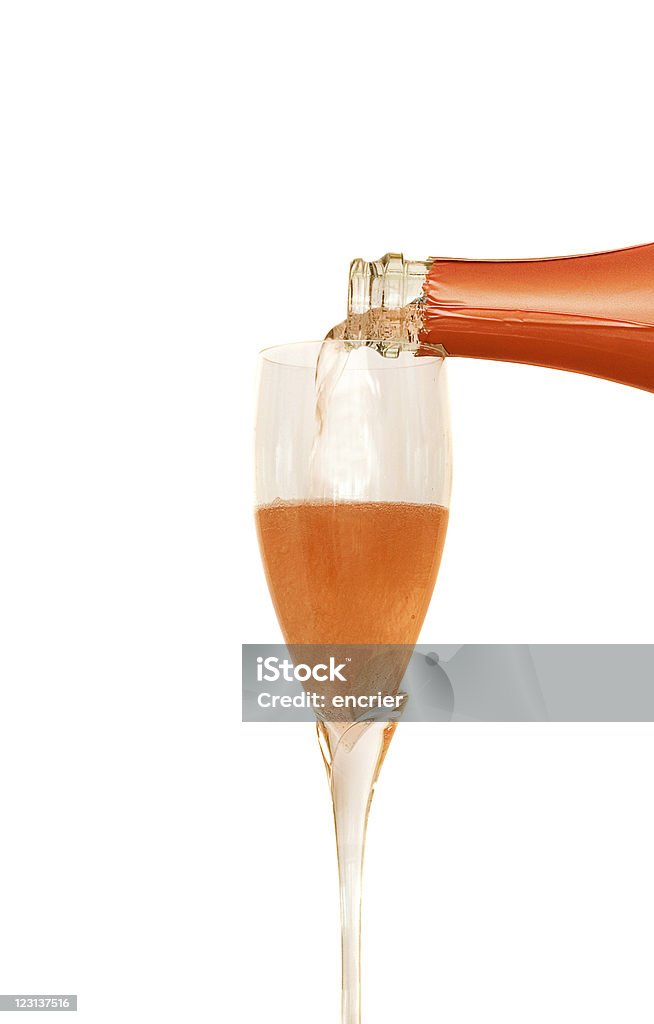 Kieliszek szampana i butelki rose - Zbiór zdjęć royalty-free (Różowy szampan)
