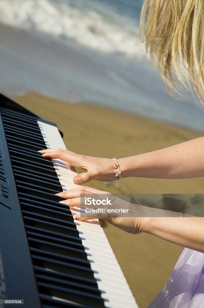 Tocando música en el litoral - Foto de stock de Adulto libre de derechos