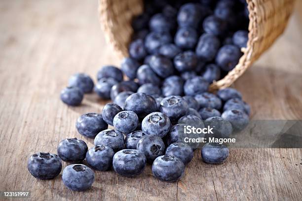 Fresca De Arándanos Foto de stock y más banco de imágenes de Alimento - Alimento, Arándano, Azul