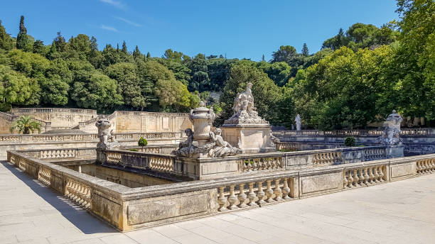parque jardin de la fontaine en nimes, francia - statue architecture sculpture formal garden fotografías e imágenes de stock