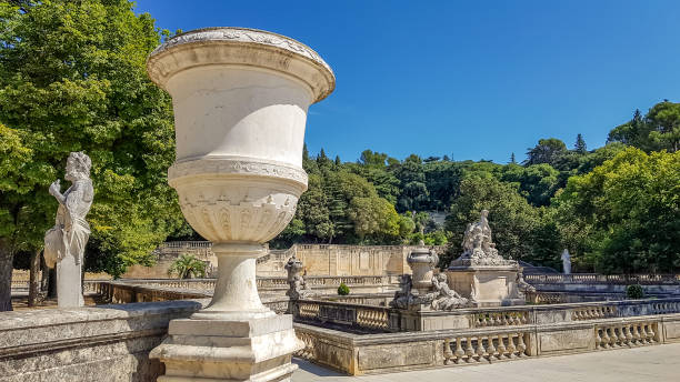 parque jardin de la fontaine en nimes, francia - statue architecture sculpture formal garden fotografías e imágenes de stock