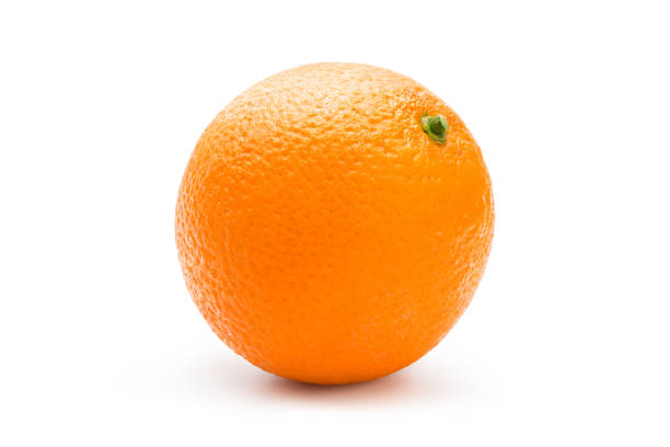 fruit d’orange avec l’ombre de goutte sur le fond blanc. image commerciale des agrumes dans l’isolement avec le chemin de coupure. - orange fruit photos et images de collection