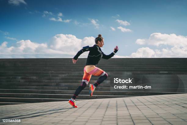 Deportista Corriendo En La Ciudad Foto de stock y más banco de imágenes de Correr - Correr, Deporte, Mujeres