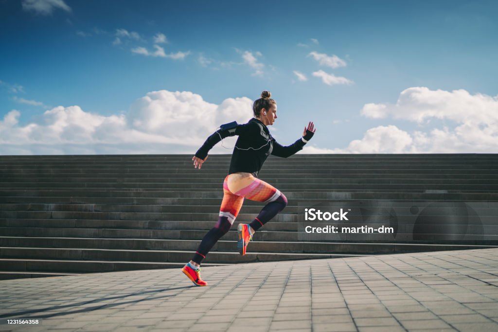 Sportswoman die in de stad sprint - Royalty-free Rennen Stockfoto