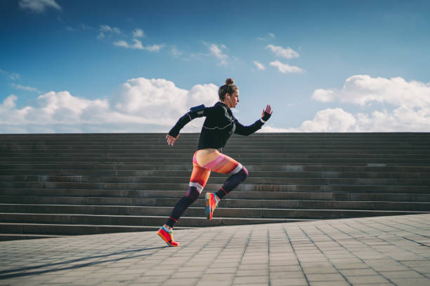 спортсменка спринтерская в городе - running speed track event jogging стоковые фото и изображения