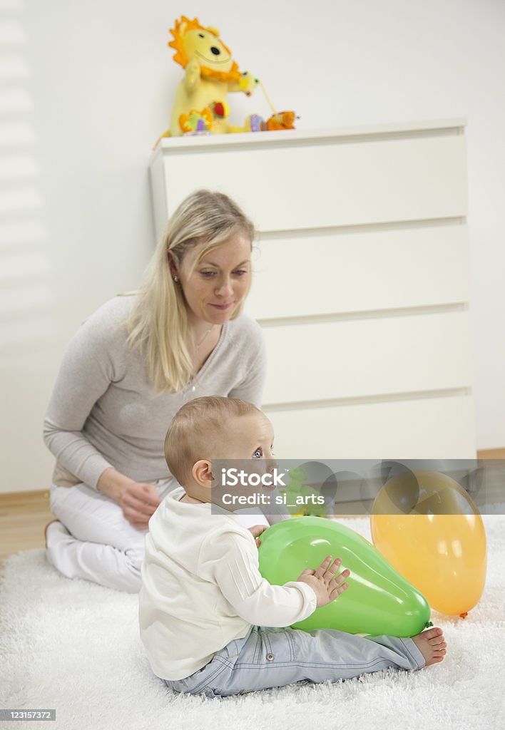 Madre, giocando con il Suo neonato - Foto stock royalty-free di 6-11 Mesi