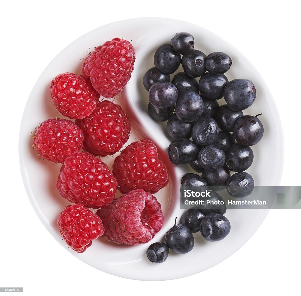 Frambuesa negra bilberry frente roja - Foto de stock de Alimento libre de derechos